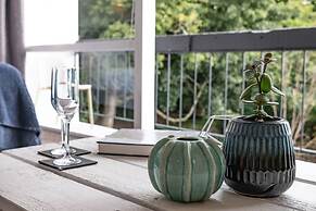 Centrally Located Light-filled Studio w/ Parking