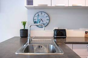 Centrally Located Light-filled Studio w/ Parking