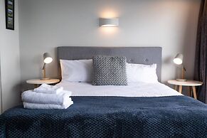 Centrally Located Light-filled Studio w/ Parking