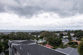 Centrally Located Light-filled Studio w/ Parking