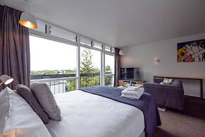 Centrally Located Light-filled Studio w/ Parking