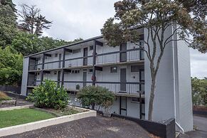 Centrally Located Light-filled Studio w/ Parking