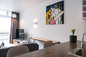 Centrally Located Light-filled Studio w/ Parking