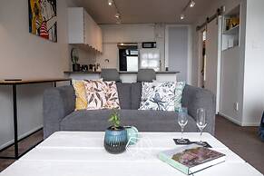 Centrally Located Light-filled Studio w/ Parking