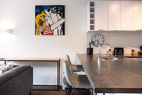 Centrally Located Light-filled Studio w/ Parking