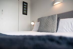 Centrally Located Light-filled Studio w/ Parking