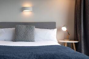 Centrally Located Light-filled Studio w/ Parking