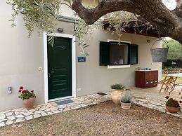 Secluded Seaside Villa w Garden Sea-sunset View