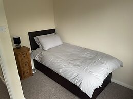 3-bed House in Stoke-on-trent Free Sky Free Wifi