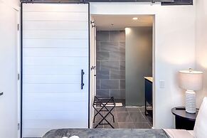 Apartments at 100 Collins