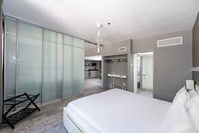 Apartments at 100 Collins