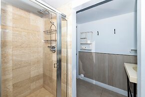 Apartments at 100 Collins