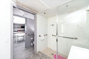 Apartments at 100 Collins