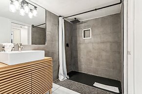 Apartments at 100 Collins