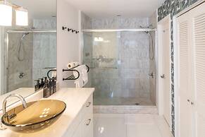 Apartments at 100 Collins