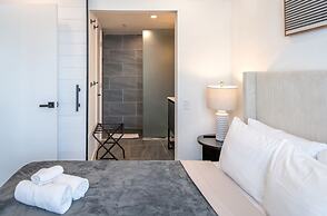 Apartments at 100 Collins