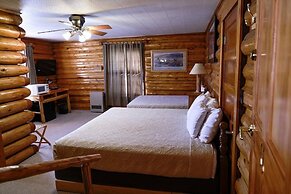 Twin Pines Lodge & Cabins