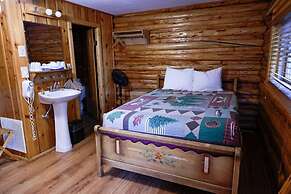 Twin Pines Lodge & Cabins