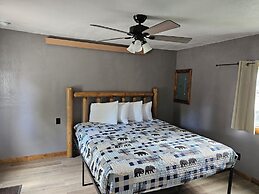 Twin Pines Lodge & Cabins