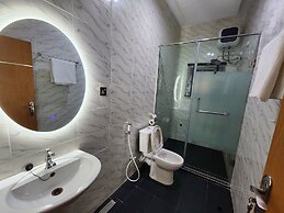 Buddiez Hotel & Resort