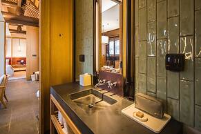 Yihe lake shore Hotspring