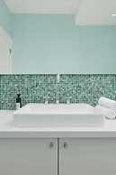 Stunning 3 Bedroom Secondary Suite N Van