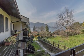 Blu al Lago in Lierna