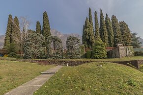 Blu al Lago in Lierna