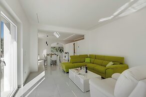 Villa Chimera White With Panoramic Pool