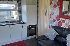 2 Bed-sleeps 4-pets-parking-5 Min to Beach