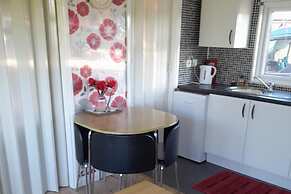 2 Bed-sleeps 4-pets-parking-5 Min to Beach