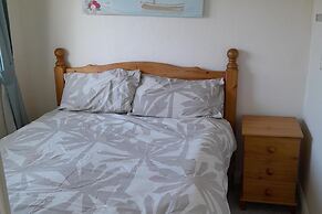 2 Bed-sleeps 4-pets-parking-5 Min to Beach
