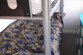 2 Bed-sleeps 4-pets-parking-5 Min to Beach