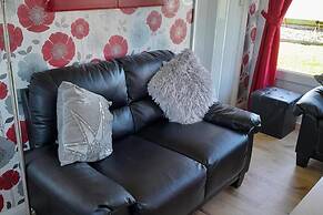 2 Bed-sleeps 4-pets-parking-5 Min to Beach