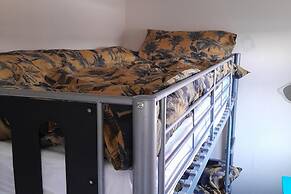 2 Bed-sleeps 4-pets-parking-5 Min to Beach