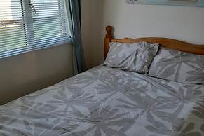 2 Bed-sleeps 4-pets-parking-5 Min to Beach