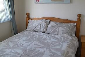 2 Bed-sleeps 4-pets-parking-5 Min to Beach