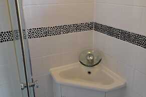 2 Bed-sleeps 4-pets-parking-5 Min to Beach