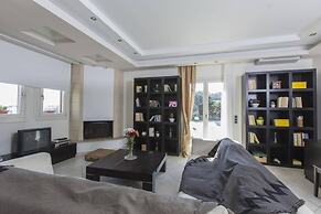 Beautiful 4-bed House With Private Pool in Naxos