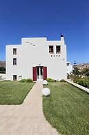 Beautiful 4-bed House With Private Pool in Naxos