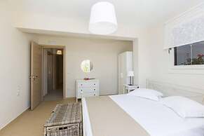 Beautiful 4-bed House With Private Pool in Naxos