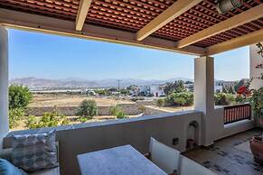 Beautiful 4-bed House With Private Pool in Naxos