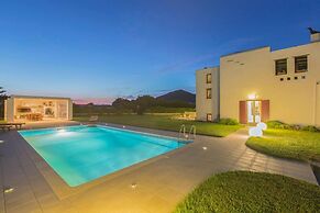 Beautiful 4-bed House With Private Pool in Naxos