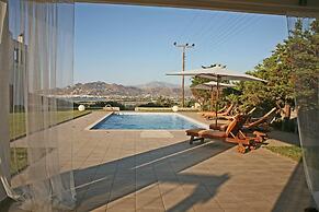 Beautiful 4-bed House With Private Pool in Naxos