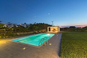 Beautiful 4-bed House With Private Pool in Naxos