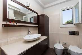 Beautiful 4-bed House With Private Pool in Naxos