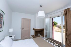 Beautiful 4-bed House With Private Pool in Naxos