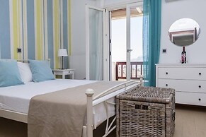 Beautiful 4-bed House With Private Pool in Naxos