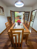 Casa confortável com churrasqueira na Granja Viana