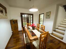 Casa confortável com churrasqueira na Granja Viana